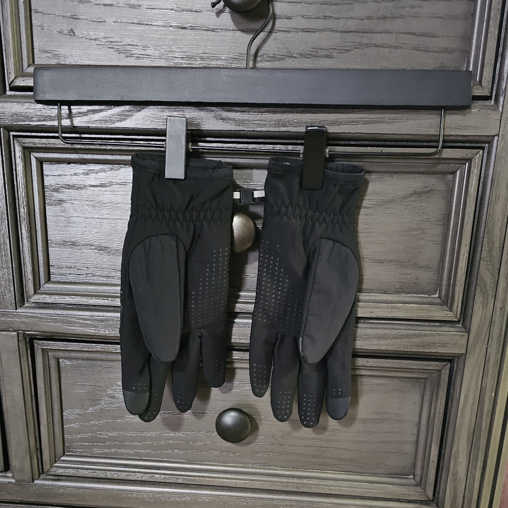 Lululemon Black Quilted Gloves - Picture 2 of 14